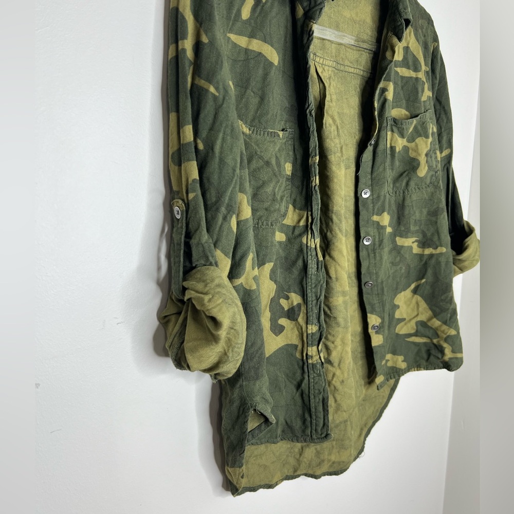 Rock & Republic Green Camouflage Button-Up Shirt. XS. Adjustable sleeves. - Picture 4 of 7